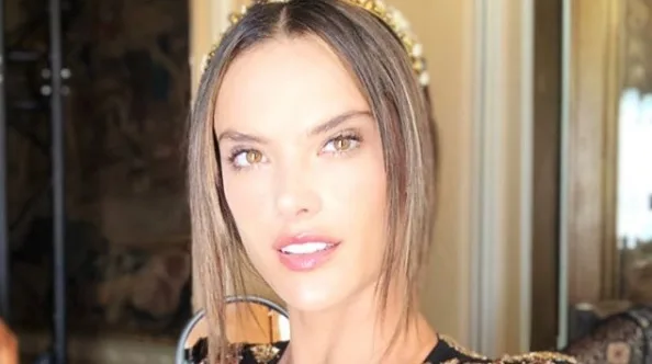 Alessandra Ambrósio é vista aos beijos com italiano, diz jornal