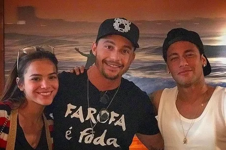 Bruna Marquezine e Neymar almoçam em restaurante na Espanha