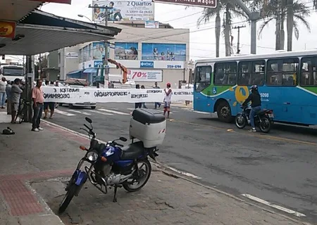 Protesto de moradores interdita avenida de Jacaraípe, na Serra