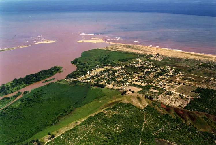 Barreiras flutuantes serão instaladas no litoral do Espírito Santo para conter lama do Rio Doce