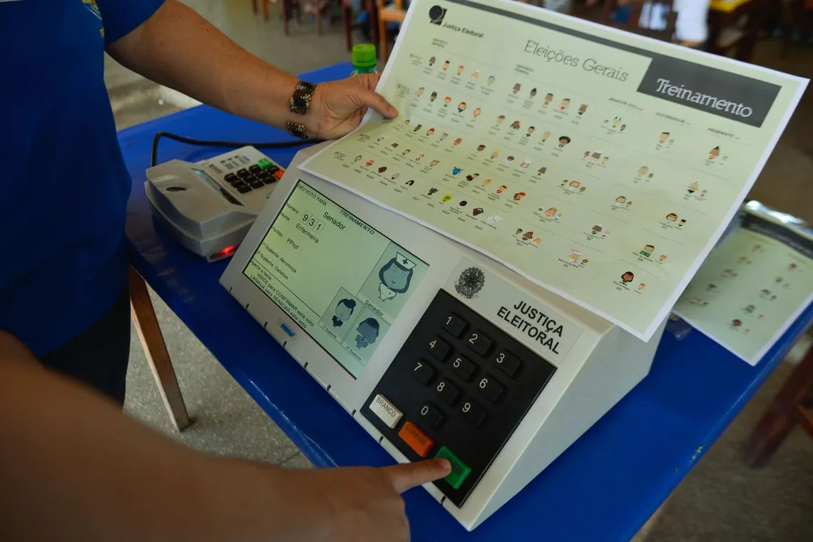 Tribunal Regional Eleitoral faz demonstrações da urna biométrica no fim de semana no Distrito Federal, para familiarizar o eleitor com a urna eletrônica (José Cruz/Agência Brasil)