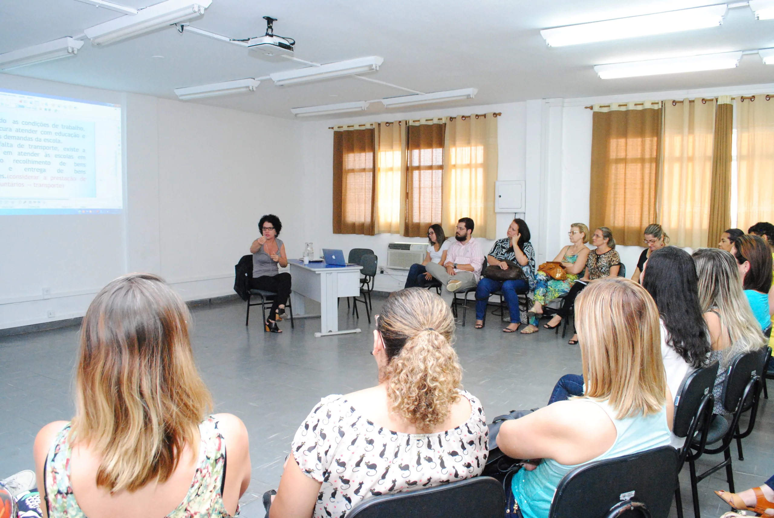 Educadores participam de formação sobre Cidade Educadora com Viviane Mosé