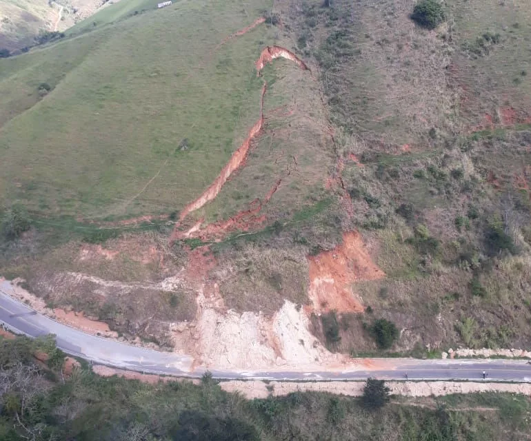 Equipes do DER e Defesa Civil visitam rodovia interditada em Muqui