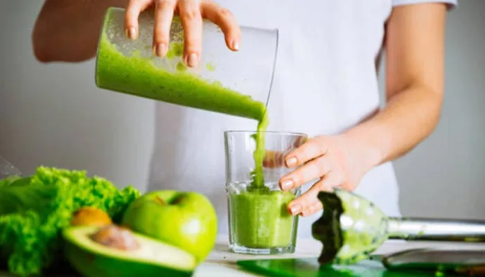 Nutricionista ensina a fazer suco detox que fortalece o sistema imunológico e ajuda a emagrecer