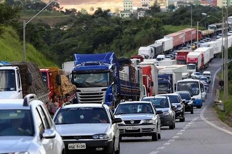 Caminhoneiros mantêm protestos em rodovias federais no Sul do país