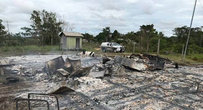 Repreendido por chegar atrasado e suado, adolescente coloca fogo em escola