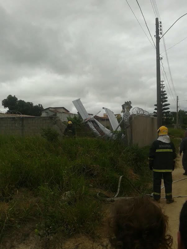 Avião bimotor cai em terreno, atinge muro de casa e deixa duas pessoas feridas em São Mateus