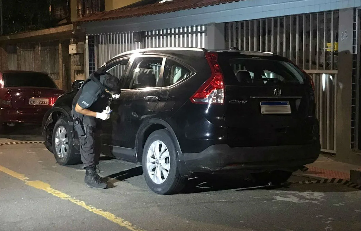 Corpo de homem é encontrado dentro de carro de luxo abandonado em Vitória