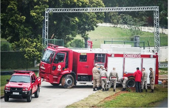 Manhã na Granja Comary tem caminhão de bombeiro atolado e neblina