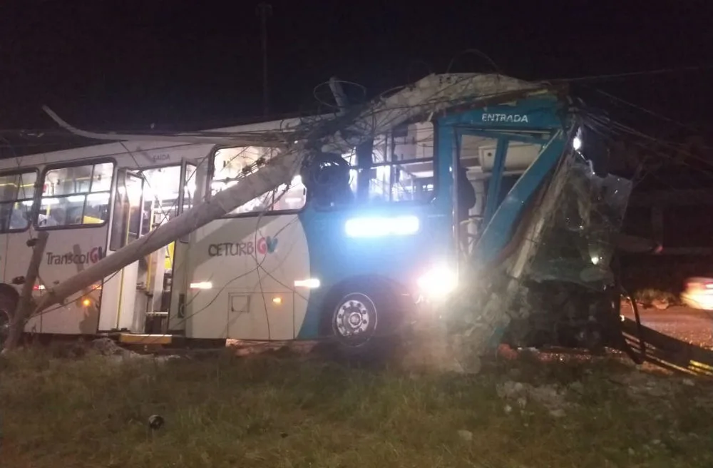 Motorista perde o controle e ônibus atinge poste na Rodovia Darly Santos em Vila Velha