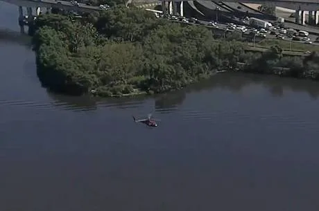 Helicóptero da PM que caiu no mar do Rio de Janeiro tinha perfurações