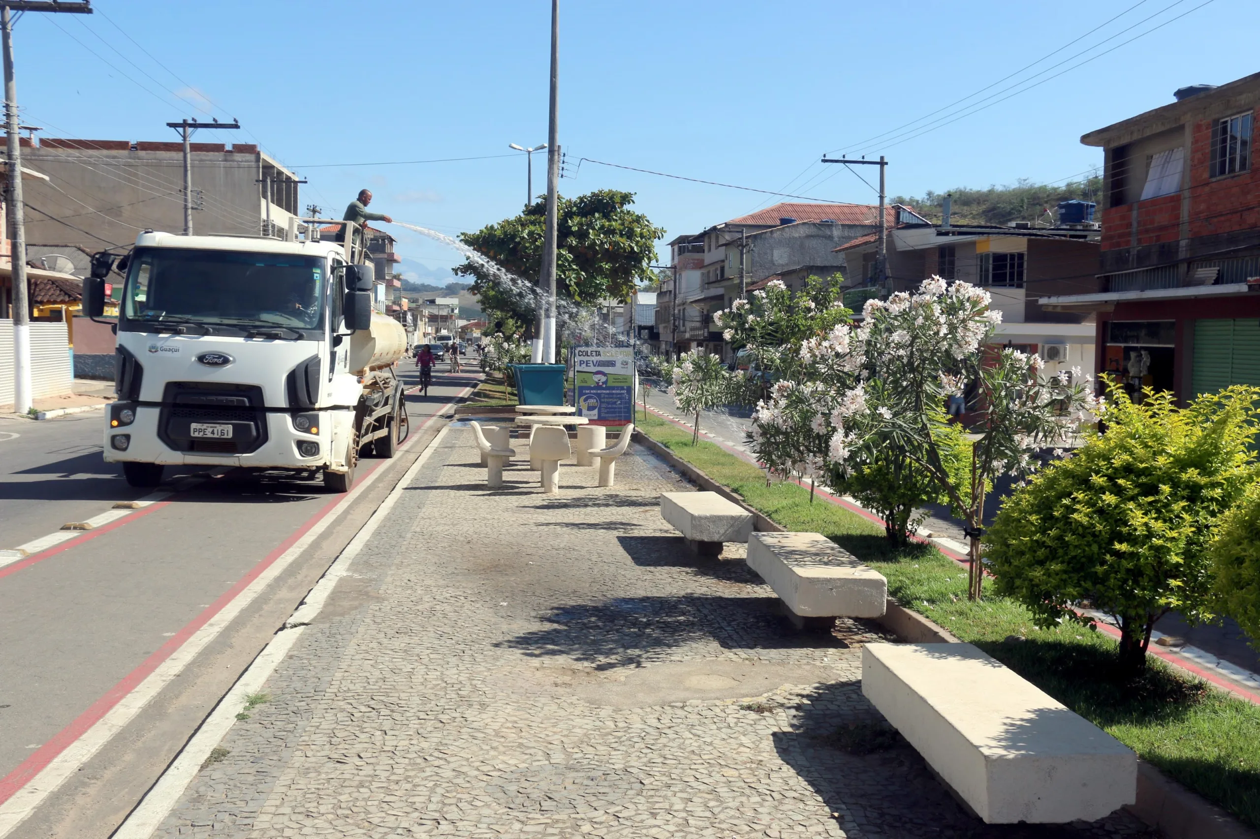 Longo período de estiagem reforça cuidados com plantas dos canteiros da região central de Guaçuí