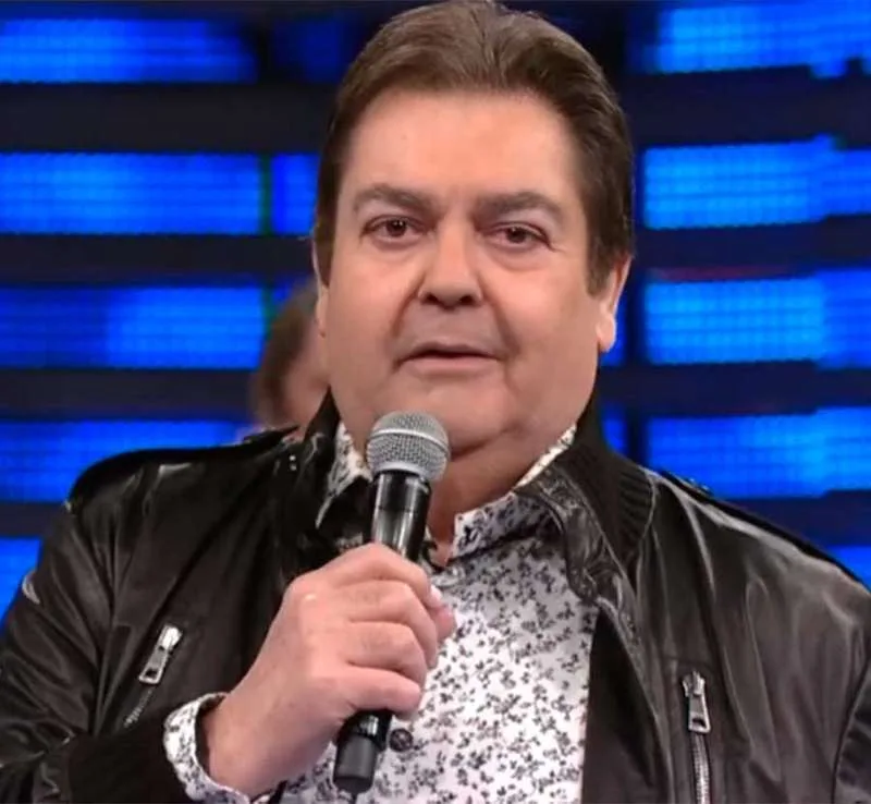 Faustão tira coroa de vencedor de reality e é crítico: "Isso é feio para chuchu!"