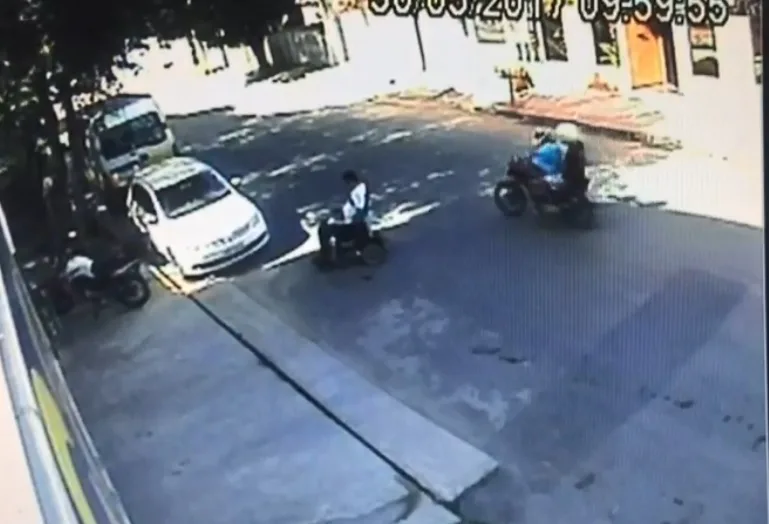 Dupla em motocicleta assalta cadeirante em Vila Velha. Veja vídeo