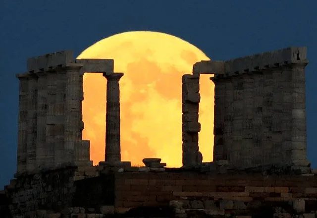 Veja fotos do mais longo eclipse lunar do século pelo mundo