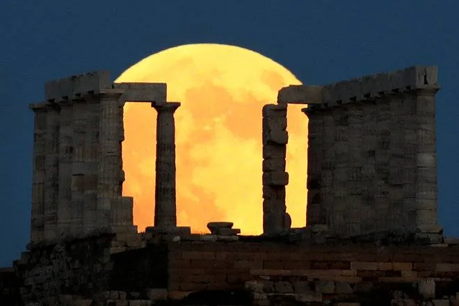 Veja fotos do mais longo eclipse lunar do século pelo mundo