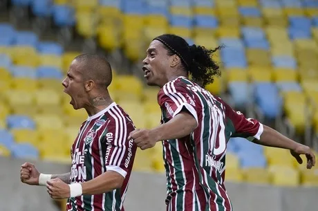 RJ – BRASILEIRÃO/FLUMINENSE X GRÊMIO – ESPORTES – Marcos Júnior, do Fluminense, comemora com Ronaldinho Gaúcho após marcar gol em partida contra o Grêmio, válida pela 16ª rodada do Campeonato Brasileiro 2015, no Estádio do Maracanã, no Rio de Janeiro, neste sábado. O Fluminense venceu por 1 a 0. 01/08/2015 – Foto: FERNANDO SOUTELLO/AGIF/ESTADÃO CONTEÚDO