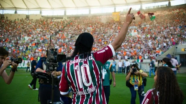 Ronaldinho é apresentado com festa no Fluminense e sonha com 1º título brasileiro