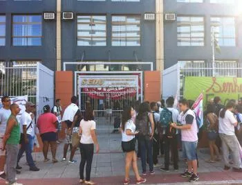 Avenida é liberada após manifestação de professores em greve em Vitória