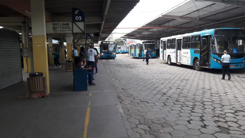 Ônibus são liberados fora do horário para evitar superlotação