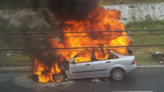 Carro pega fogo na rodovia Norte-Sul e explode na Serra