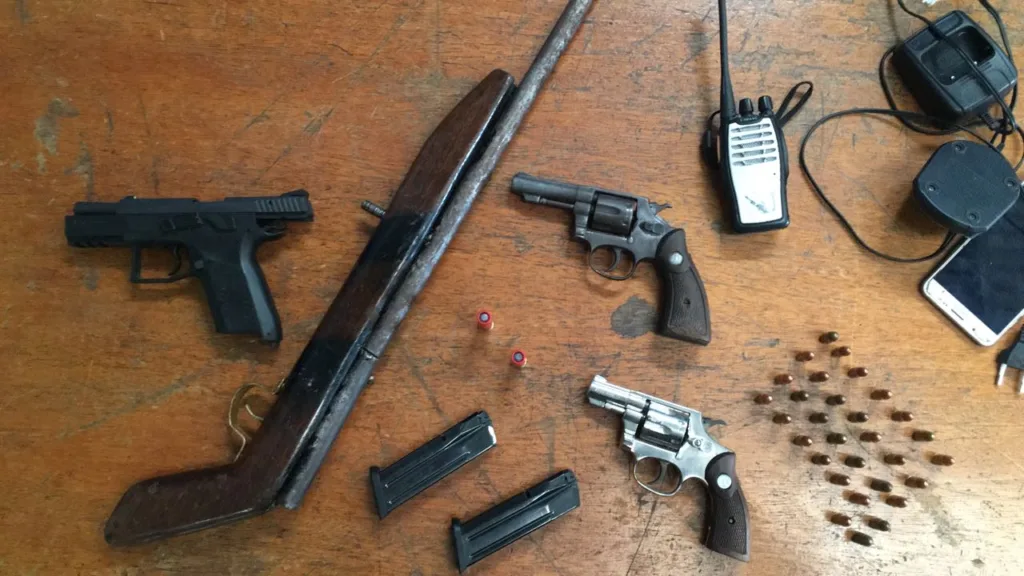 Polícia detém quatro indivíduos e apreende armas em Vila Velha