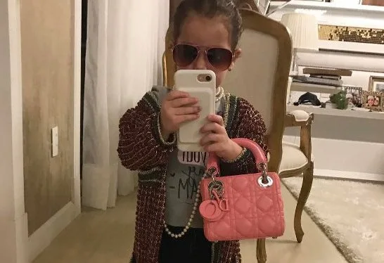 Filha de 2 anos do cantor Wesley Safadão usa bolsa de 8 mil