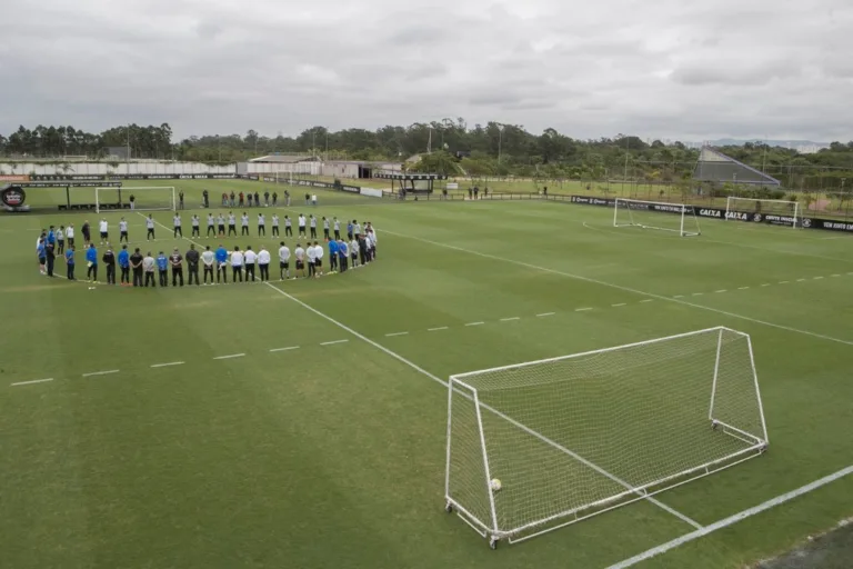 Clubes brasileiros homenageiam Chapecoense na volta aos treinos