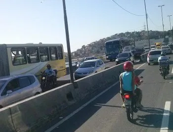 Atenção motoristas: caminhão quebrado deixa trânsito parado na Segunda Ponte