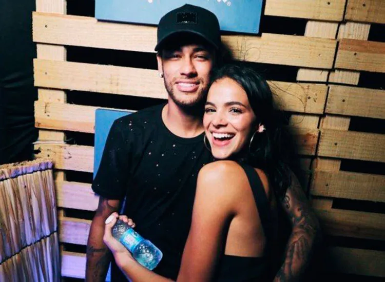 Bruna Marquezine ganha joia de mais de cem mil reais de Neymar!