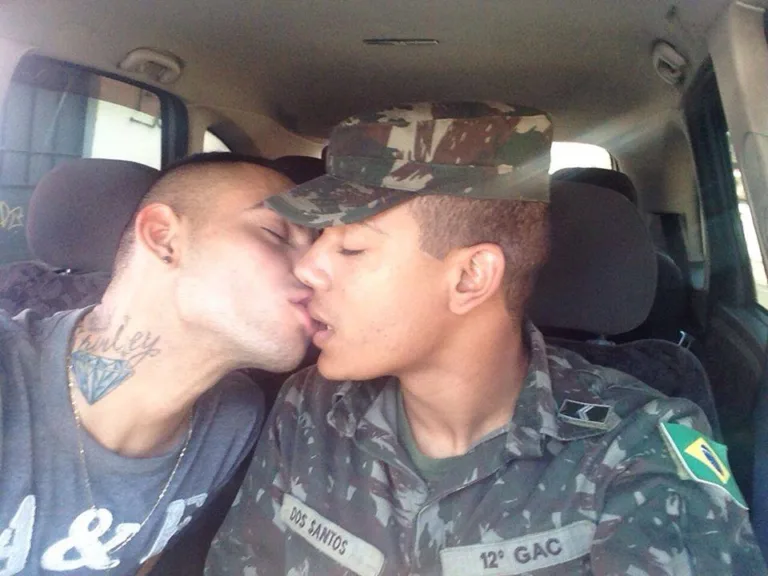 Cabo do Exército sofre ataques homofóbicos após postar foto beijando outro homem