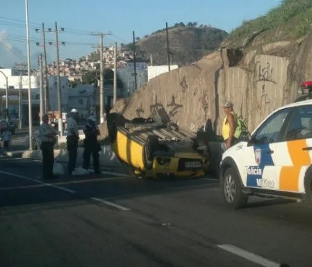 Veículo capota na Ponte da Passagem, em Vitória