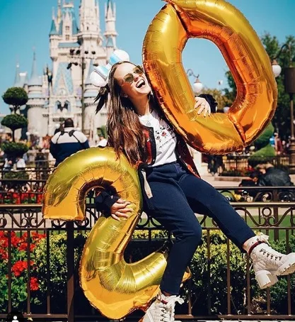 Larissa Manoela comemora marca de 20 milhões de seguidores na Disney