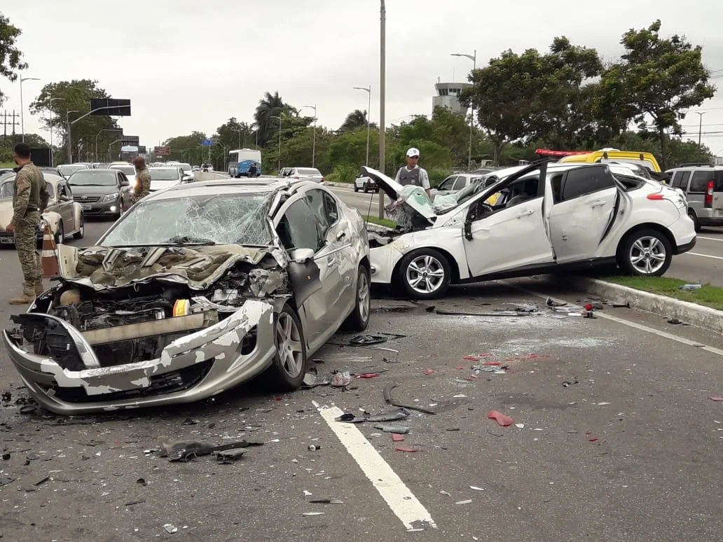 Motorista perde controle da direção, invade a contramão e atinge veículo em Vitória