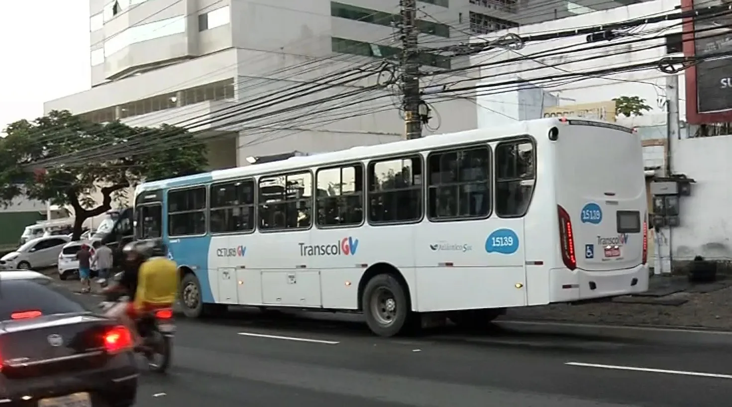 Vinte passageiros são assaltados dentro de ônibus Transcol na Serra