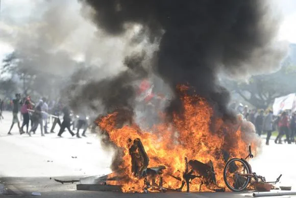 Manifestantes colocam fogo no prédio do Ministério da Agricultura em Brasília