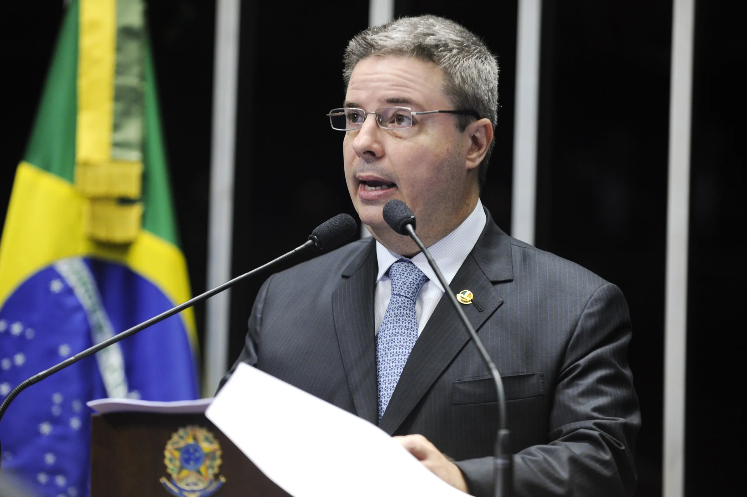 Senador Antonio Anastasia (PSDB-MG) discursa na tribuna do Plenário onde comentou a inclusão de seu nome no inquérito da Operação Lava-Jato (Moreira Mariz/Agência Senado)