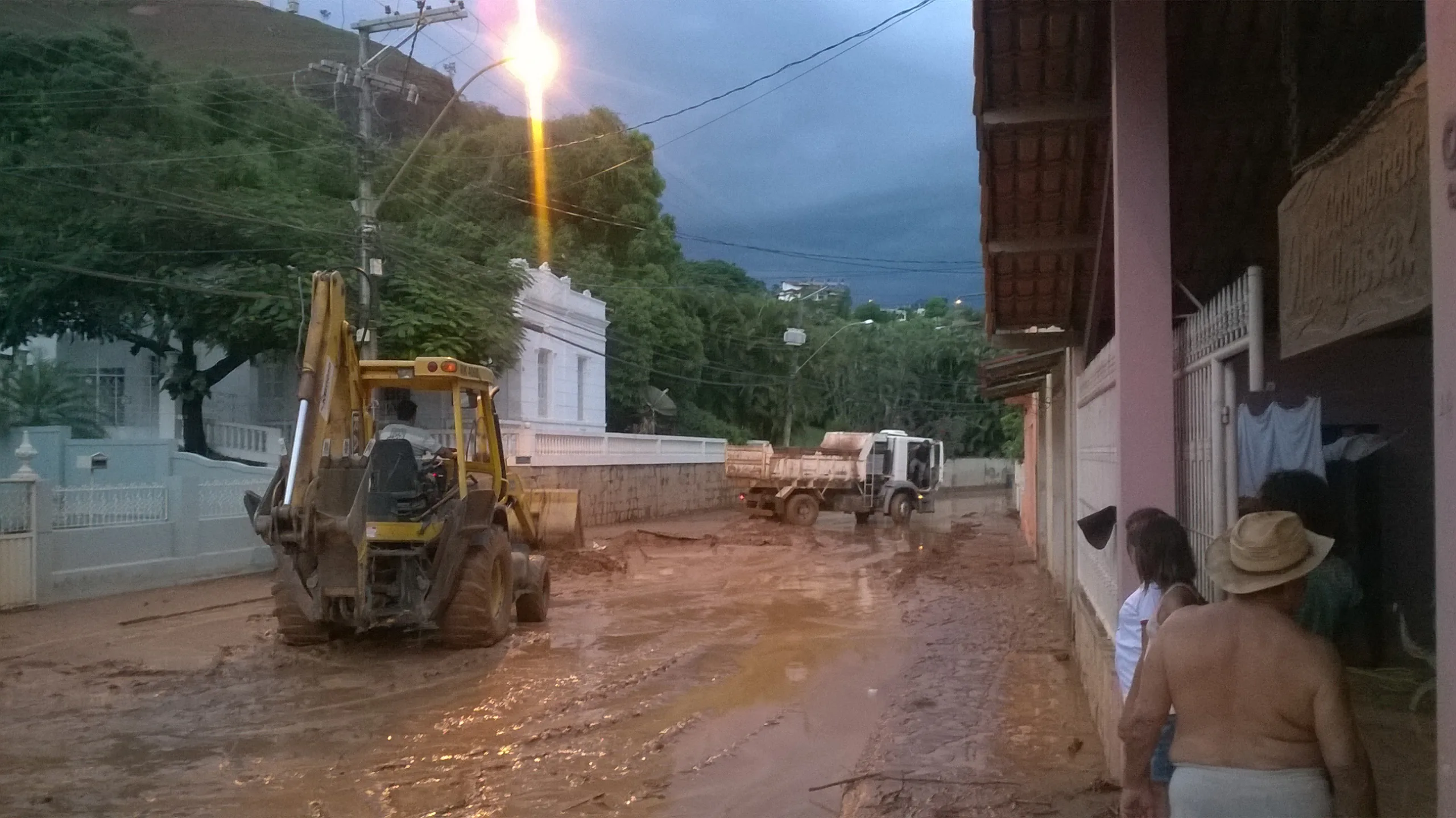 Chuva derruba árvores, provoca acidente e alaga ruas em Mimoso do Sul