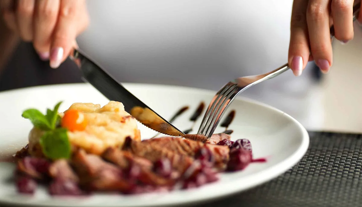 Parte dos brasileiros gasta 25% da renda para comer fora. Saiba como empreender no setor