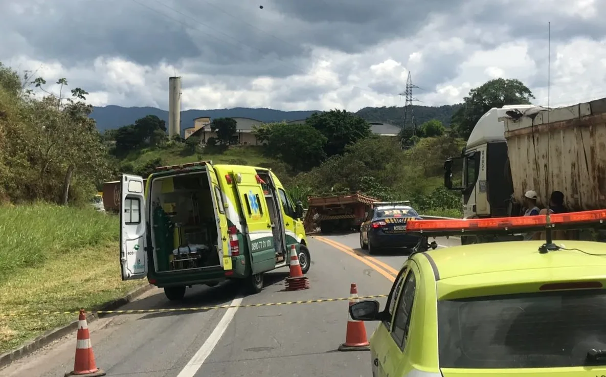 Acidente entre caminhão e caminhonete deixa um morto na BR 101 em Ibiraçu