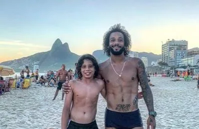 Aos 9 anos, filho do lateral Marcelo dá aula de futevôlei em praia do Rio