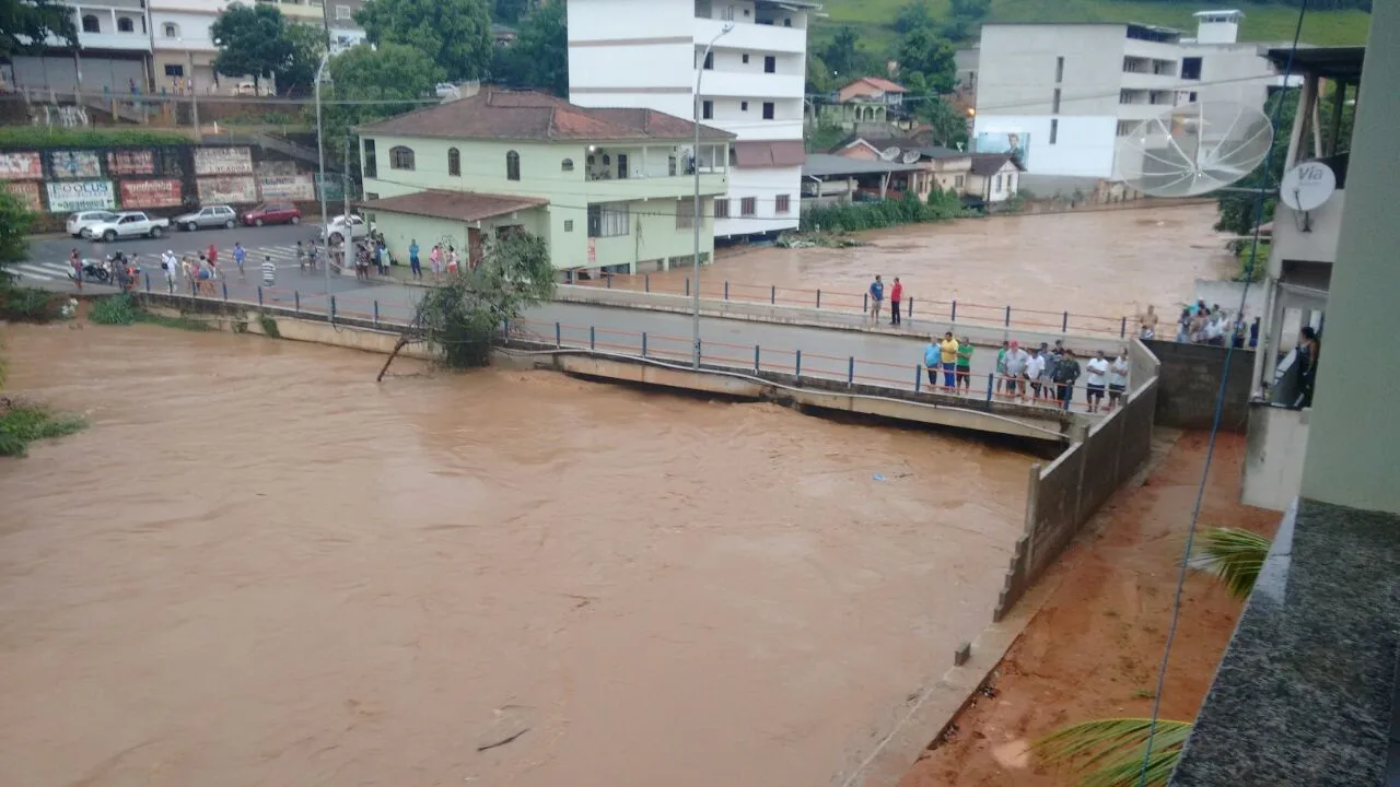 Rio Muqui sobe rapidamente e 70 famílias deixam suas casas em Atílio Vivácqua