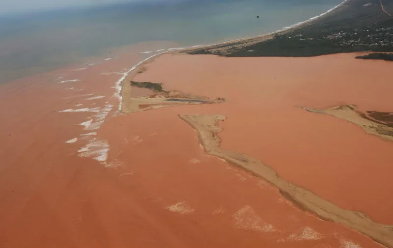 "Mar de lama": rejeitos da barragens já ocupam 50 km do litoral do Espírito Santo