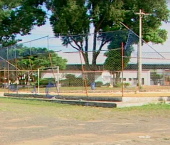 Alambrado de praça ameaça cair e preocupa moradores em Vila Velha