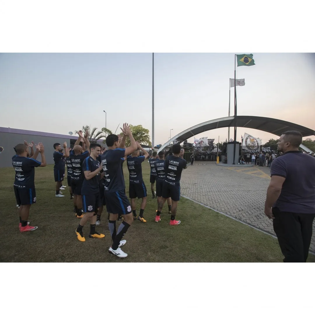 Torcida do Corinthians vai ao treino para prestar apoio antes de clássico