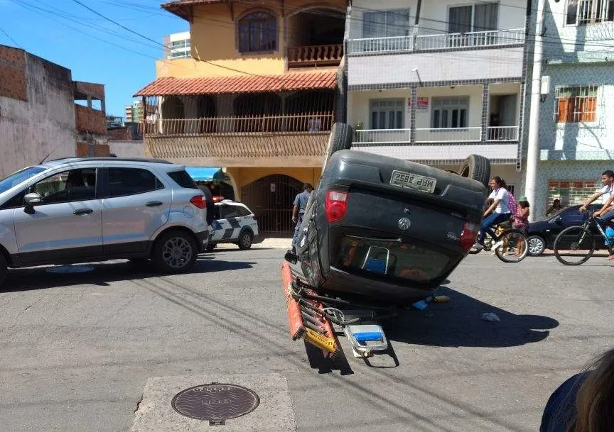 Carro capota após colisão em Guarapari