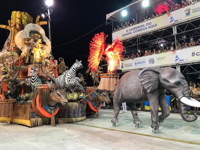 Procura-se! Girafa é furtada após desfile da Boa Vista no Sambão do Povo