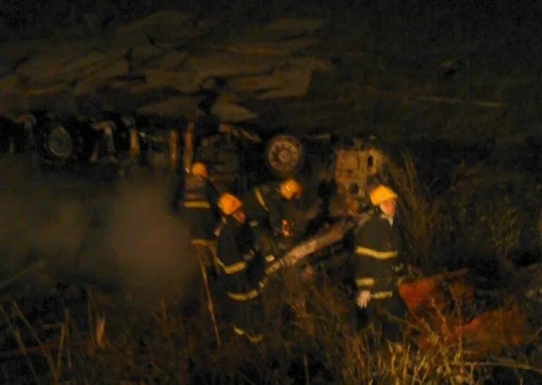 Carreta pega fogo após acidente e motorista morre carbonizado em Mimoso do Sul