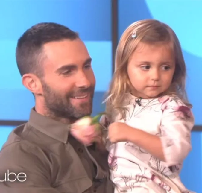 Adam Levine dá uma rosa para maior concorrente da sua esposa