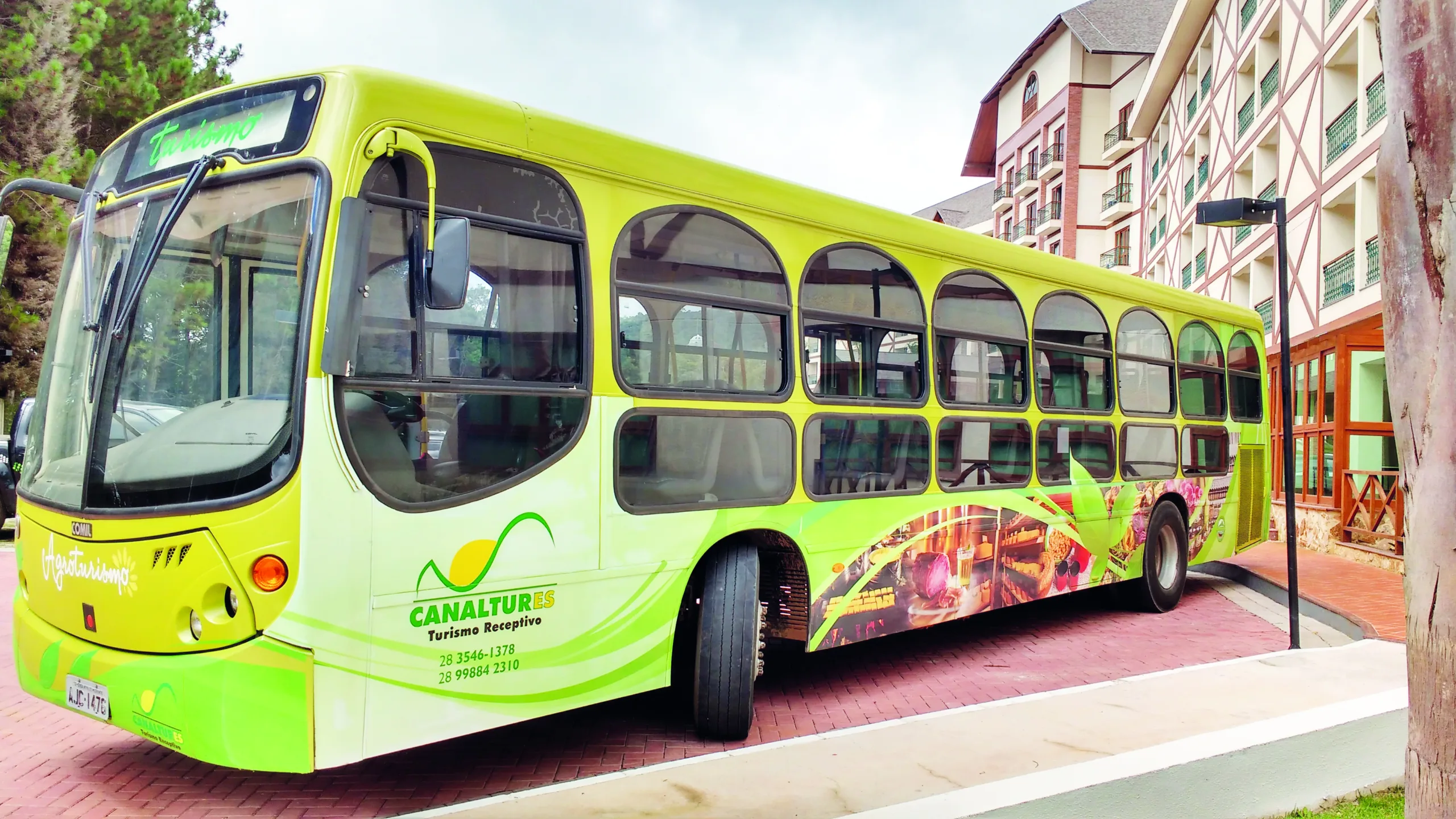 Ônibus com visão panorâmica apresenta belezas da Região Serrana para grupos de turistas